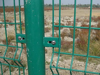  安装铁路护栏网立柱应该注意哪些问题