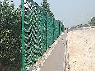 公路护栏网常见的两种镀锌方式