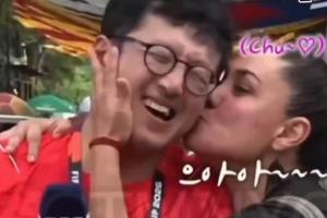 热情女球迷韩国一记者在墨西哥报道世界杯，被球迷搂住亲脸颊