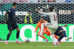 西班牙1-0乌拉圭！40岁穆斯莱拉扑救黄油手，巴埃纳转身抽射破门