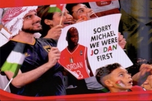 玩梗！世界杯约旦球迷举牌：抱歉乔丹 我们才是最早的Jordan