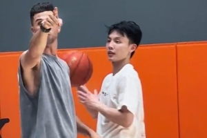 在美特训！徐杰&刘金雨模拟实战接球投篮训练 移动接球、快速出手-8j