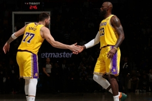 NBA湖人vs76人_免费视频直播_高清无插件观看