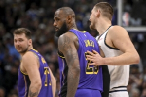 NBA独行侠VS雄鹿直播_免费高清观看_首发阵容_战术解读