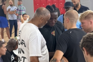 美媒：奥拉迪波在NBA夏联试训 结束后激动落泪&与球探逐一握手